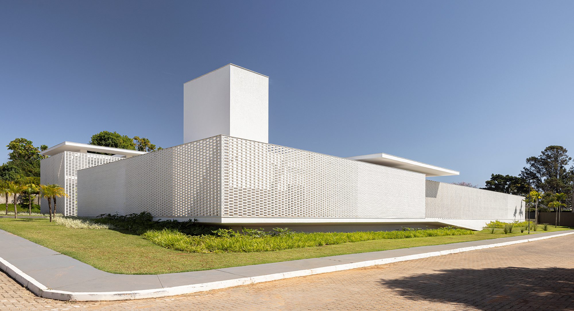 tijolos-brancos-vazados-compoem-fachada-casa-600-m2-brasilia-bloco-arquitetos-credito-joana-franca-10